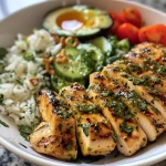 Tazón de pollo con mostaza y miel, acompañado de verduras.