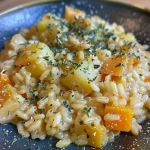 Risotto de papa y puerro en primer plano, mostrando su textura cremosa.