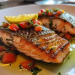 Filete de salmón con salsa de jengibre y limón, presentado con nueces de California.