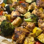 Pechuga de pollo en papillote al microondas con verduras: receta saludable para comer o cenar bien en 15 minutos